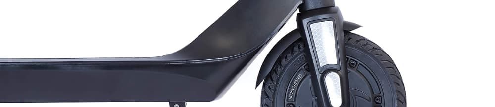 Fotografia della ruota anteriore di un monopattino elettrico nero su sfondo bianco